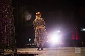 Was die wahl ihres hochzeitskleides betrifft, ist sich die schöne rothaarige treu geblieben: Enie Van De Meiklokjes Von Fingern In Der Teigschussel Ihrer Liebe Zu Vintage Kleidern Plusperfekt