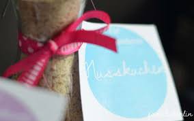 In meinem tutorialzeige ich dir 3 tolle besondere rezepte für kuchen in der flasche :))eine ganz besondere geschenkidee, auch last minute,glühwein, spekualti. Geschenk Schnell Selbstgemacht Kuchen In Der Flasche Https Familieberlin De