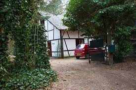 De vorige keer dat auteur jeroen brouwers in het nieuws kwam, werd z'n illegale woning in de bossen van zutendaal bekijk hieronder waarom jeroen brouwers nog altijd zweert bij pen en papier Jeroen Brouwers Moet Woning In Bossen Van Zutendaal Afbreken De Standaard Mobile
