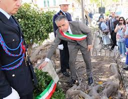 Giuseppe costa, fratello della vedova di un agente della scorta del giudice giovanni falcone ucciso nella strage di capaci, è stato arrestato a palermo per associazione mafiosa, accusato di aver riscosso il pizzo per conto del clan del boss gaetano. Strage Di Capaci Modica Commemora La Morte Di Giovanni Falcone Della Moglie E Della Scorta Radio Rtm Modica