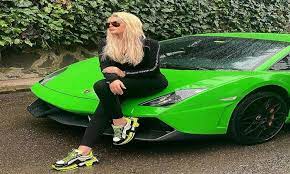 uzunca bir suredir konusulan bir isim var selin cigerci instagram paylasimlari ozel hayati cinsiyet degisikligi evliligi kazandigi par kina deri babalar