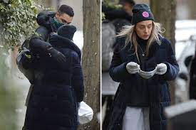 As she writes, simon (and therefore page) will always be a member of the bridgerton family, and daphne (phoebe dynevor) will make an appearance, helping her brother. Bridgerton Star Rege Jean Page Snapped Embracing Emily Brown Before Flight