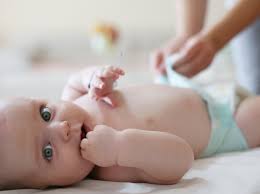 Das sich ab und zu auf dem stuhl etwas schleim findet, ist in der regel normal und z.b. Babys Stuhlgang Ist Grun Schleimig Oder Schaumig Was Normal Ist Und Was Nicht Wunderweib