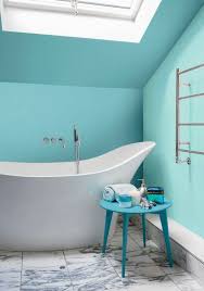 Badezimmer Streichen Tuerkis Hellblau Wand Dachfenster Badewanne Blau Beistelltisch Badezimmer Streichen Badezimmer Blau Badezimmer Turkis