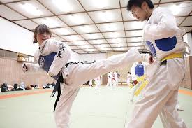 「足のボクシング」とも呼ばれるテコンドーは、スピーディーかつ多種多様な蹴り技が繰り広げられるスポーツです。 「国際テコンドー連盟（international taekwondo federation）」と「世界テコンドー連盟（world taekwondo federation）」という2つの団体があり、それぞれ異なるスタイルを採用しています。 ãƒ†ã‚³ãƒ³ãƒ‰ãƒ¼éƒ¨ å´‡åŸŽå¤§å­¦