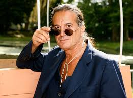 Le chanteur aux cuissardes est désormais persona non grata à. Francis Lalanne Explique Pourquoi Il N A Jamais Couche Avec Ses Fans Voici