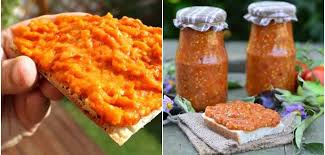 Pentru o zacusca buna si sanatoasa, ceapa nu se prajeste, ci se fierbe in uleiul indoit cu apa, pana devine ca o pasta. Iti Ploua N Gura E Vremea Ei Si Este Delicioasa Pe O Felie De Paine