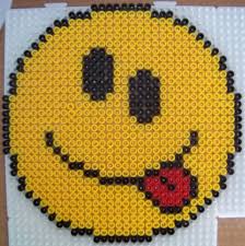 Perles Hama Smileys Sur Plaque Carree Les Loisirs De Pat En 2020 Artisanat A Perlesperles Perles A Tisser Schemas De Bijoux En Perles