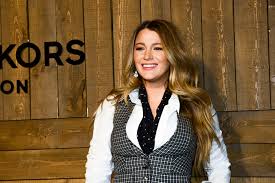 Blake lively ретвитнул(а) young center for immigrant children's rights. Blake Lively Drops Selfie Showing Off Her Real Skin Texture