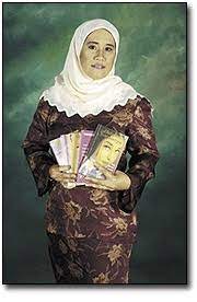 Ia dikagumi oleh para pecinta novel karena gaya khasnya dalam menyampaikan sebuah kisah sangat mudah dipahami dengan bahasa yang mudah diterima. Inilah 15 Penulis Novel Yang Terkenal Di Malaysia Tarahap
