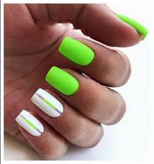 Akkor miért nem keresel valami vidám karácsonyi dallamot, választasz ki egyet a kedvenc téli köröm minták közül, és fested ki a körmeidet közben? Korom Nyar Tervek 2020