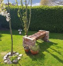 Unsere Gartenbank Aus Zwei Holzbalken Und Klinkersteinen Neuer Wetterschutz Drauf Klinkersteine Holzterasse Garten Banke Garten