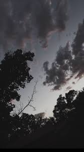 Pagi yang gel em ap. Lagit Bergemuruh Pertanda Hujan Akan Turun Matahari Terbenam Pertanda Malam Akan Datang Bulan Terg Wallpaper Gelap Latar Belakang Estetika Wallpaper Estetika