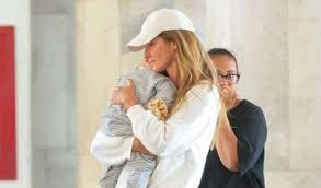 River está enorme! Com tênis retrô de R$ 1 mil e aerolook comfy, Gisele Bündchen é clicada com o filho de 1 ano e 5 meses em aeroporto do Rio. Fotos!