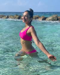 Rakul Preet Singh Flaunts Toned Figure In Fuchsia Pink Bikini, See The  Divas Sexy Holiday Pictures From Maldives - News18