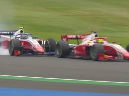 Streckenposten helfen mick schumacher nach seinem crash in. Formel 2 Mick Schumacher Kollidiert Mit Teamkollegen Und Wird Zweiter