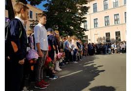 Inainte de '89 doamna tovarasa chiar le facea si vizite copii iau perdele, fetele de banci, de catedra pentru a le spala acasa. Scoala A Inceput Cu Emotii Flori Imbratisari Si Cantece Bolojan