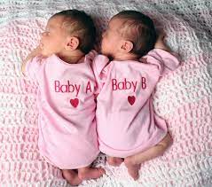 المؤسسة الفلسطينية للشباب والرياضة تبارك لمديرها بولادة حفيدتيه التوأم