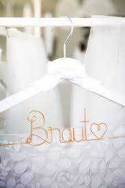 Braut Kleiderbugel Geschenk Zur Hochzeit Schriftzug In Gold Oder Rosegold Braut Braut Kleiderbugel Geschenk Hochzeit Braut