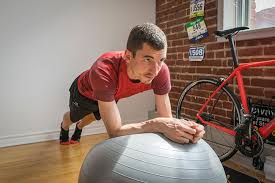 Debout, dos droit et pieds écartés de la largeur du bassin, les bras sont le long du corps. Renforcement Musculaire En Course A Pied 5 Methodes Simples