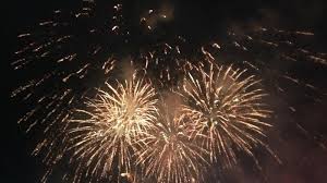 Kembang api akan menyala dengan indah di langit pada saat malam hari. Semarak Kembang Api Terbesar Di Langit Tangerang Selatan Warta Kota