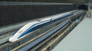In acest moment cel mai rapid tren din lume este superconducting maglev mlx01, un tren neconvential care se bazeaza pe tehnologia de levitatie magnetica, asadar o garnitura de tren care nu se deplaseaza pe sine de cale ferata si astfel neintalnind forte de frecare, ci zboara pe deasupra. Top 7 Cele Mai Rapide Trenuri Din Lume Mdlpl
