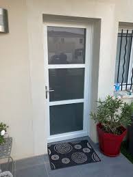 Une porte d'entrée vitrée, en alu et au design contemporain, par exemple, permettent par exemple un réel gain lumineux dans une entrée sombre ou une pièce qui n'est pas traversante. Porte D Entree Pvc Longitude 3 A Bezouce Proche Nimes I R Th
