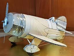 Te enseñamos a hacer un juguete para los niños reciclando rulos de papel de higiénico. Como Hacer Un Avion De Material Reciclado En Casa Avion De Carton Botellas De Refresco Como Hacer Un Avion