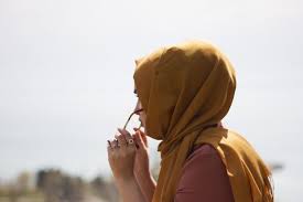 Hingga kini, gaya hijabnya pun tak berubah dengan ciri khas hijab tumpuk di kepala dan menutupi dada. 5 Kesalahan Yang Sering Dilakukan Wanita Berhijab Dalam Merawat Rambut