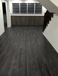Herf S Aspen Oak Black Design Exudes Elegance And Sophistication While Some Homeowners Shy Away From Dark F Dark Walls Living Room Flooring Resilient Flooring