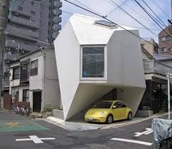 Kalau desain rumah yang satu ini lebih mengangkat ruang utama di lantai dua. Walau Kecil Usahakan Rumah Punya Garasi