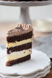 Mit hilfe einer großen lochtülle einen dicken ring ganache am rand entlang spritzen. Schokotorte Mit Cheesecake Fullung Chocolate Birthday Cake With Cheesecake Filling Chocolate Schokolade Kuchen Und Torten Rezepte Kuchen Und Torten Leckere Torten