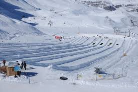 Farellones es un poblado y centro de esquí ubicado a 36 km de santiago de chile, enclavado en la cordillera de los andes y cercano a otros centros de esquí como. Parques De Farellones Panoramas Con Ninos
