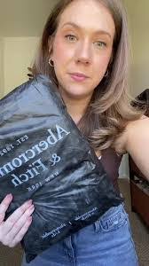 Jean Pounds's Instagram, Twitter & Facebook