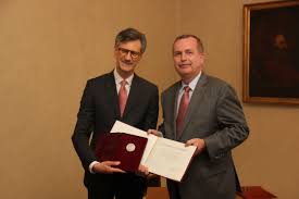 Rektor uk tomáš zima je hospitalizován ve všeobecné fakultní nemocnici. Udeleni Pametni Medaile Univerzity Karlovy Panu J P Asvazadourianovi Francie V Ceske Republice