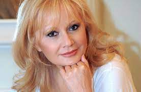 Παράλληλα, η αγγελική νικολούλη έδειξε να επιμένει και στην πτυχή της ιστορίας με το σκουρόχρωμο αυτοκίνητο μάρκας bmw. Argei H Premiera Gia Thn Aggelikh Nikoloylh Deite Pote Epistrefei To Fws Sto Toynel