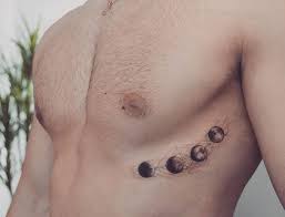 Hay muchas decisiones difíciles que debes tomar antes de hacerte un tatuaje. Lo Que Necesitas Saber Sobre Los Tatuajes Bajo El Pecho