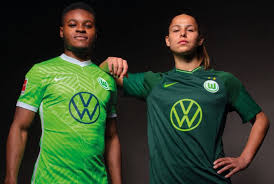 Der vfl wolfsburg kam sonntag eine stunde später in der. Night Moves Vfl Wolfsburg Shifts Into Dark Mode With 2021 22 Home And Away Kits Sportslogos Net News