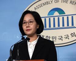이데일리 김현아 기자 대한변호사협회의 '변호사업무광고규정'이 인터넷을 이용해 내가 원하는 시간과 방식으로 편리하게 법률상담을 받을 수 있는 '온라인 법률 플랫폼' 시장의 공정 경쟁을 해친다는 비판이 커지고 있다. ë¶€ë™ì‚° 4ì±„ ë…¼ëž€ ê¹€í˜„ì•„ Sh ì‚¬ìž¥ í›„ë³´ì§ ìžì§„ ì‚¬í‡´ ë¯¸ì£¼ì¤'ì•™ì¼ë³´
