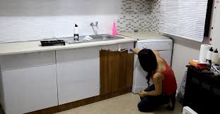 Evde sprey boya ile mutfak kapaklarının nasıl boyayabileceğini gösterdim.umarım beğenmişsinizdir.sevgilerimle. Mutfak Dolabi Boyama Fayans Kalebodur Boyama Beyaz Mucizeler