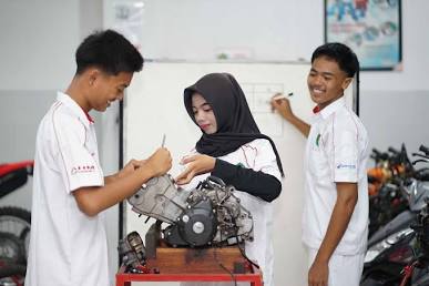 Kegiatan Praktik Siswa SMK Muhim, buatan AI