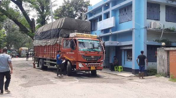 হিলি স্থলবন্দরে অনির্দিষ্টকালের জন্য আমদানি-রপ্তানি বন্ধের ঘোষণা