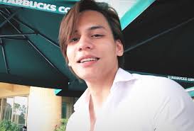 Aku takut di sebuah pagi aku terbangun dengan perasaan merindukan dia, menyadari betapa aku membutuhkan dia lebih dari sekadar teman kecil yang pernah membelikan beberapa kantung permen karet untuk aku dan untuk. Biodata Ikmal Amry Pelakon Drama Aku Cinta Dia Oh Hiburan