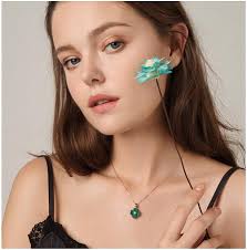 Amazon.com: QXX Collar de trébol de cuatro hojas de oro rosa, cadena de  clavícula de plata de ley femenina simple par luz colgante joyería (color:  rojo cálido) : Ropa, Zapatos y Joyería