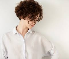 Dal pixie cut al long bob, ecco i migliori tagli per capelli ricci da provare per un (hair) look di tendenza e super cool. Tagli Capelli Ricci Corti Archivi Tagli Capelli Ricci Come Valorizzare I Tuoi Ricci