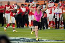 With just over five minutes left in super bowl lv, an unruly fan stormed the field and began disrobing. Bsribvwfji59um