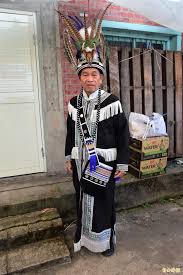 91歲的奇立板社頭目潘英才 換上傳統服飾及頭目頭飾 為海祭 豐年祭做足準備 記者張議晨攝 fashion gucci dionysus shoulder bag