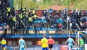 ˈslɔʋam ˈbracislaʋa, bratislava slav) is a football club based in bratislava, slovakia, that plays in the slovak super liga. Slovan Bratislava Fans Clash With Cops And Stadium Security At Dunajska Streda