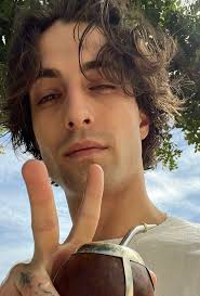 I don't need to live forever As long as I can die in your arms…❤️🎶  🌹🌹Damiano David🌹🌹 Mars🪐🪐🪐