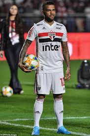 Daniel alves da silva (brazilian portuguese: Football News Dani Alves Sets World Cup Target After Stunning Welcome Home From Sao Paolo Fans Australiannewsreview